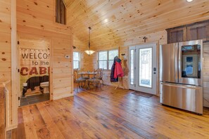 Interior - Gorgeous Murphy Cabin w/ Large Deck: 2 Mi to Dtwn! (Murphy)