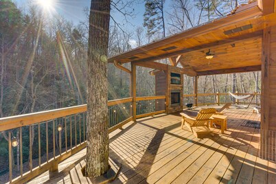 Gorgeous Murphy Cabin w/ Large Deck: 2 Mi to Dtwn!