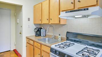 Apartemen (1 Bedroom) | Dapur pribadi | Microwave, oven, kompor, dan peralatan masak/sendok-piring