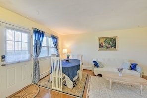 Apartment (1 Bedroom) | Interior - Cozy Bay Shore Condo Near Museums & Outdoor Rec! (Bay Shore)