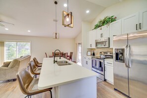 Cookware/dishes/utensils, paper towels - Sunny Palm Bay Home w/ Screened Porch Near Beaches (Palm Bay)