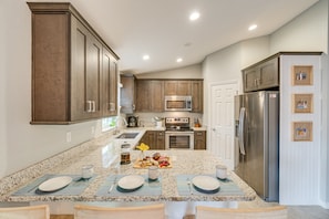House (3 Bedrooms) | Private kitchen | Microwave, oven, stovetop, dishwasher - Englewood Vacation Rental w/ Private Heated Pool! (Englewood)