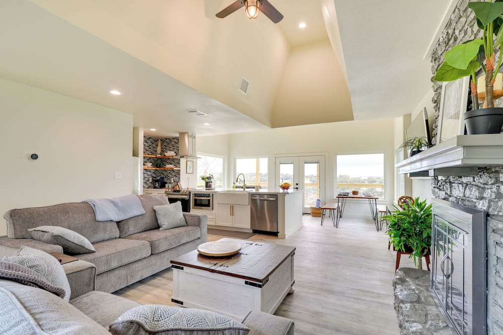 Serene Burnet Getaway w/ Buchanan Lake Views! - Burnet County, TX