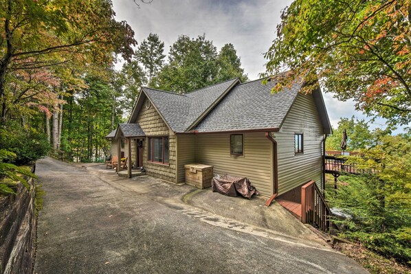 A cabin with a sloped roof, a porch, and a covered front porch area. - Home w/ Spacious Deck, Bbq, Game Room & Lake Views (Hiawassee)