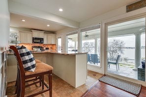 Microwave, oven, stovetop, dishwasher - Gorgeous Granbury Lake Getaway w/ Pool & Dock! (Granbury)