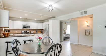 5 Mi to Dtwn: Pet-friendly Phoenix Gem w/ Patio