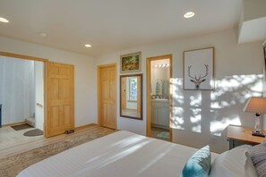 Apartment (2 Bedrooms) | Interior - Chic Colorado Escape w/ Balcony & Mountain Views! (Avon)