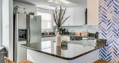 Walk to Ocean: 'beachwalk Bungalow' w/ Pool Access