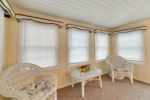 Quaint Lakemont Retreat: 1 Mi to Seneca Lake!