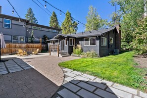 House, 2 Bedrooms | Terrace/patio - North West Nest 30 Day Minimum 2 Bedroom Home by RedAwning (Bend)