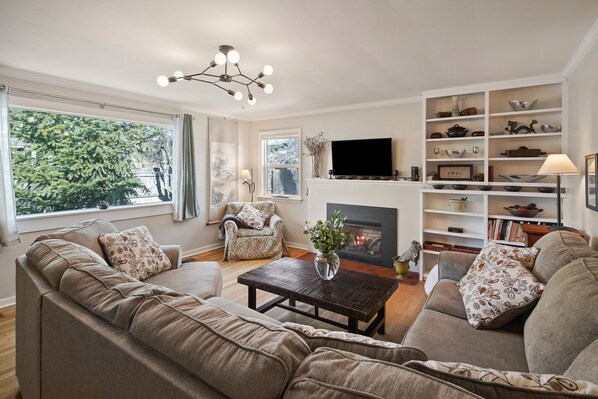 House, 2 Bedrooms | Living area - North West Nest 30 Day Minimum 2 Bedroom Home by RedAwning (Bend)