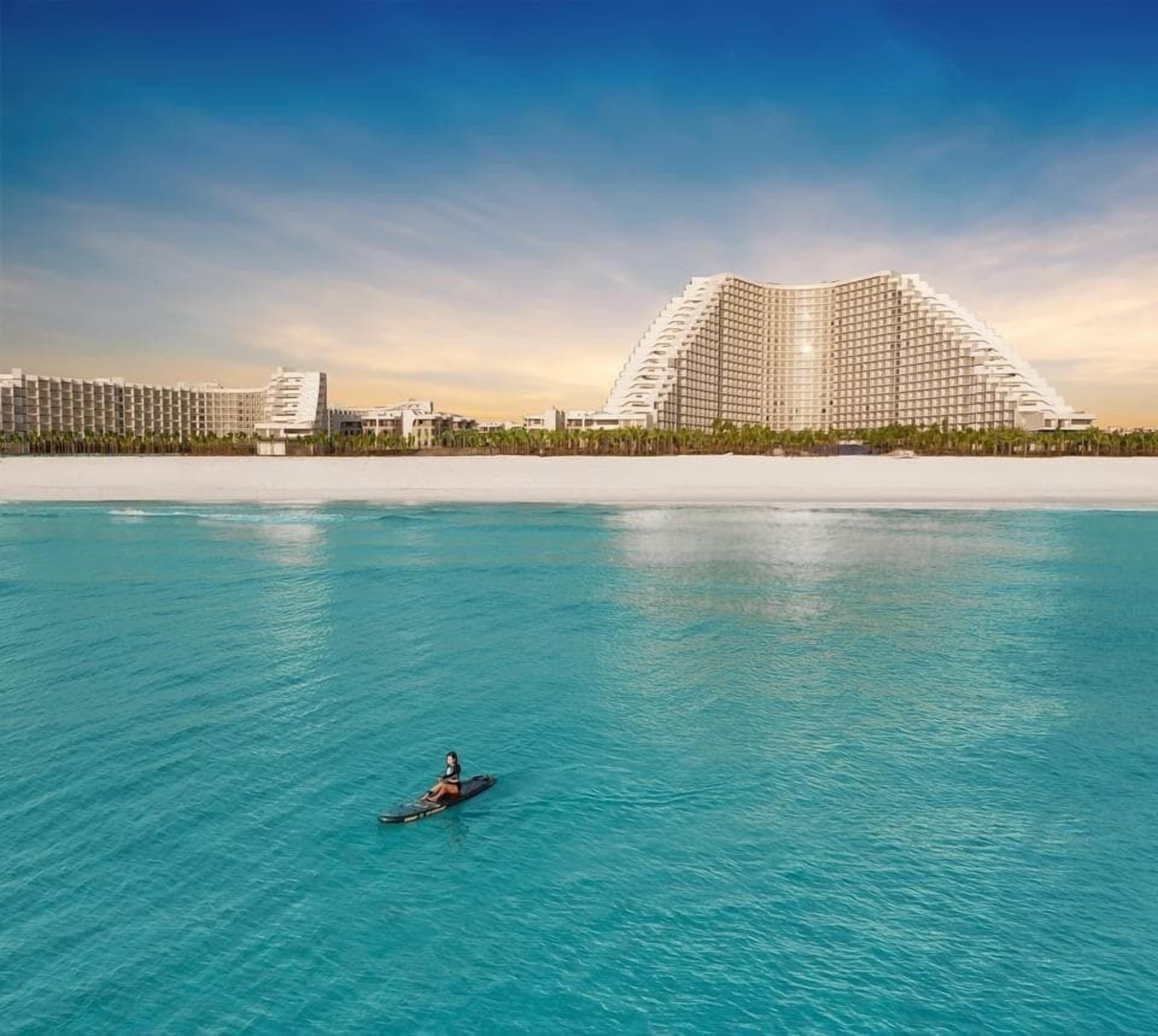 Playa privada, camastros, sombrillas y bar en la playa 