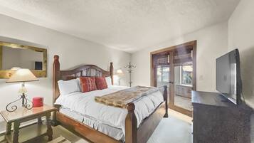 3 bedrooms, laptop workspace, iron/ironing board, free WiFi