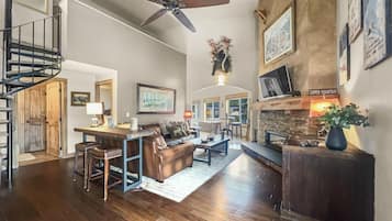 Condo, 3 Bedrooms | Dining