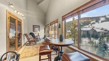 Kondominium, 3 kamar tidur | Tempat makan