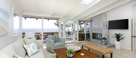 Een televisie, een open haard en een dvd-speler