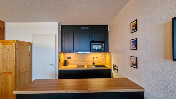 Fridge, dishwasher