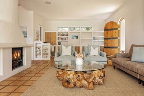 Smart-TV, Kamin, Tischtennisplatte