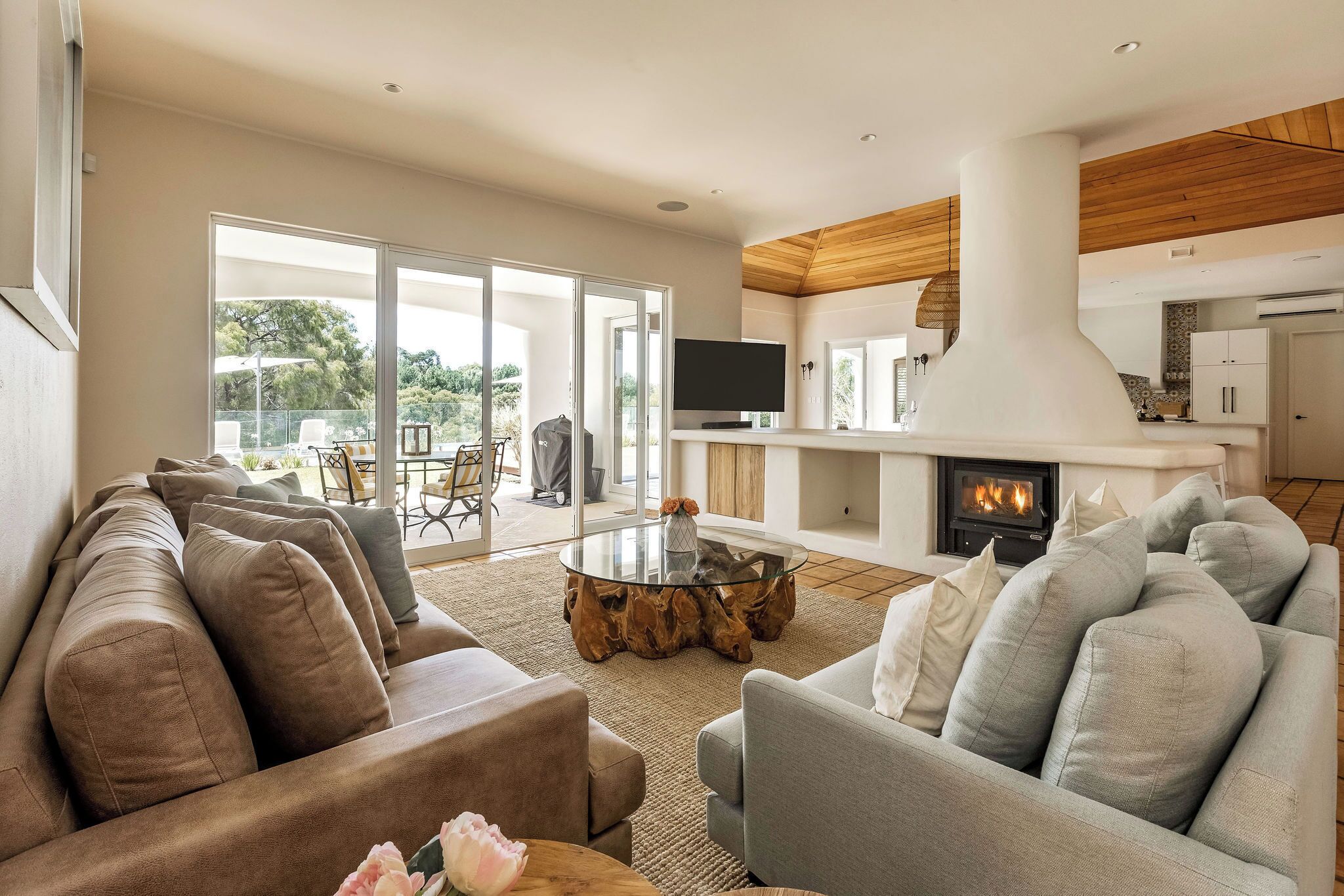 Smart TV, fireplace, ping pong