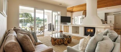 TV connectée, cheminée, table de tennis de table