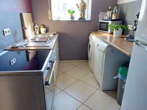Microondas, horno, placa de cocina, lavavajillas