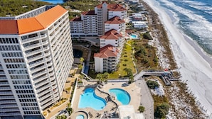 Un resort con varias edificaciones, una playa y una piscina.