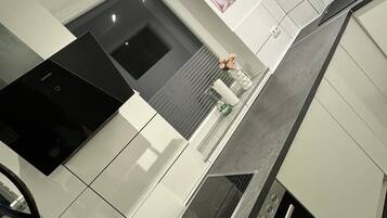 KĂŒhlschrank, Mikrowelle, Ofen, Herdplatte