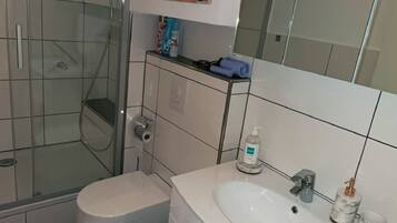 Dusche, Haartrockner, Handtücher, Seife