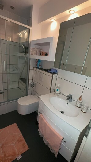 Douche, sèche-cheveux, serviettes fournies, savon
