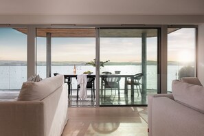 Interior - Wits End - Rock - stunning water front property sleeping 10 (Rock)