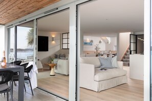 Smart TV - Wits End - Rock - stunning water front property sleeping 10 (Rock)