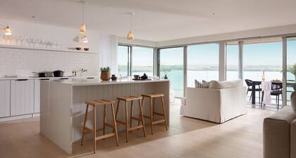 Wits End - Rock - stunning water front property sleeping 10