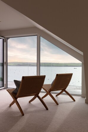 Interior - Wits End - Rock - stunning water front property sleeping 10 (Rock)