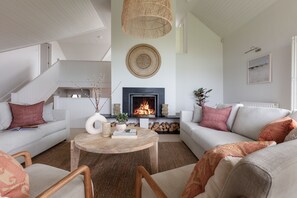 Smart TV, fireplace - Tregirls - Polzeath -  ocean view, cliff top property sleeping 10 (Polzeath)