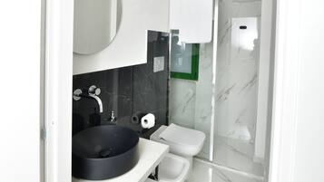 Douche, sèche-cheveux, serviettes fournies