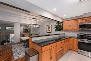 Køleskab, mikrobølgeovn, ovn, kogeplade