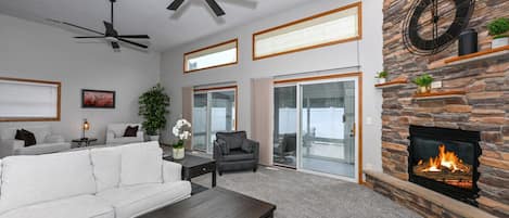 Smart-tv, een open haard, videospelletjes en boeken