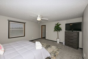 Desk, iron/ironing board, travel cot, free WiFi - 3 bed 2.5 bath Townhome (Wadsworth)