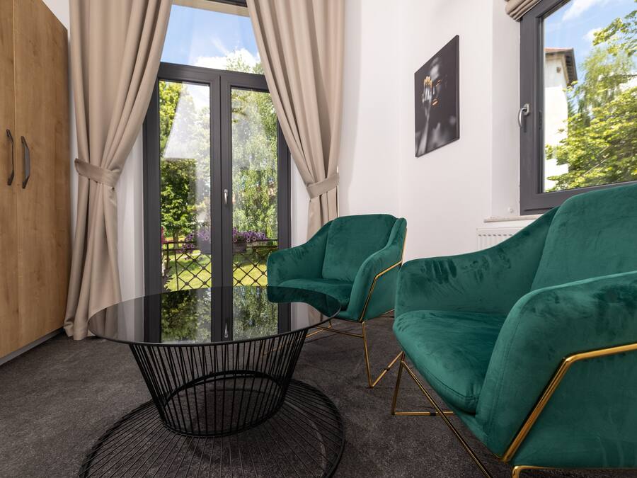 Executive Suite | Living area | 130-cm Smart TV with cable channels, Netflix, streaming services