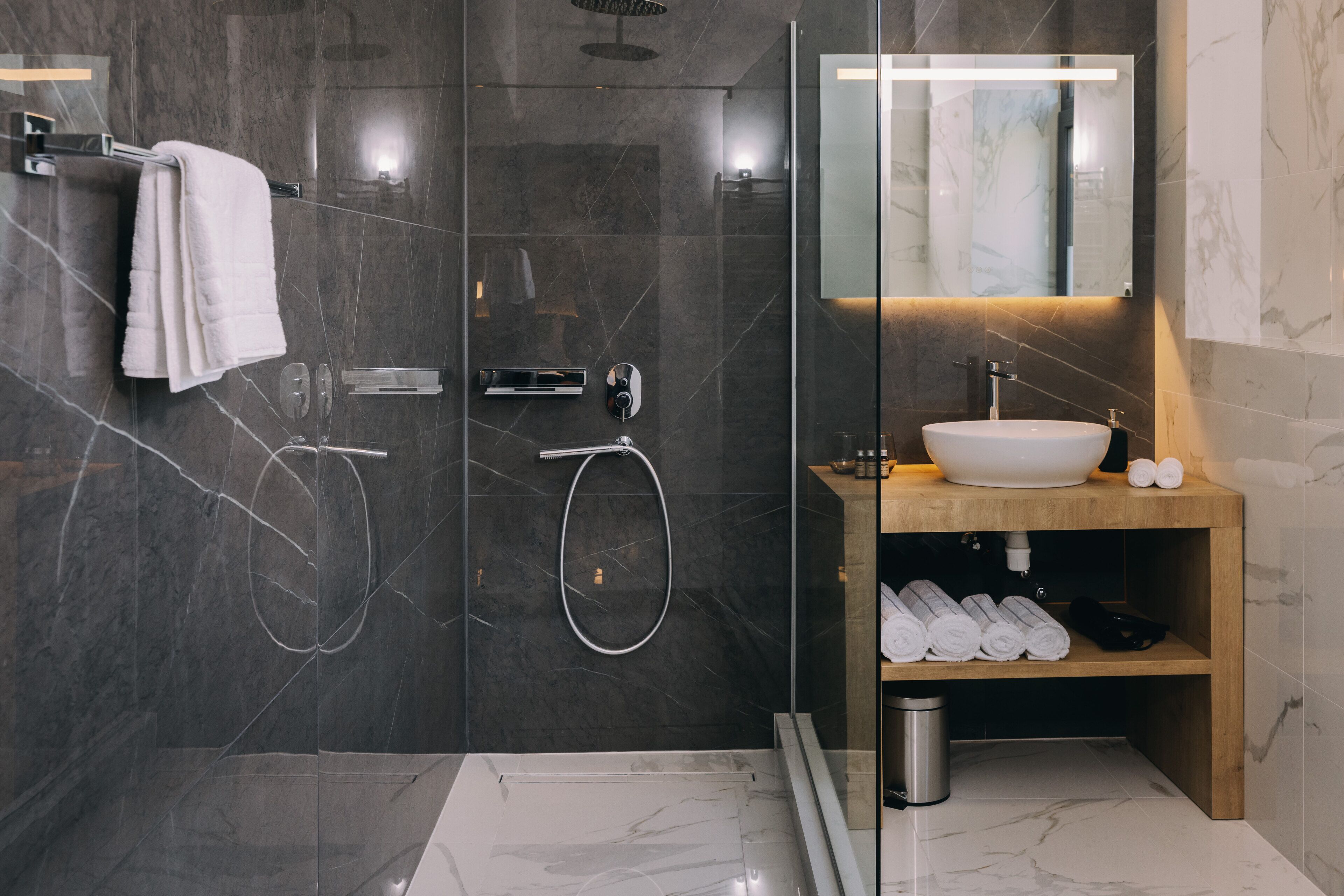 Deluxe Room | Bathroom | Bathtub, hair dryer, slippers, towels