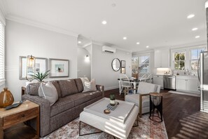 Smart TV, fireplace - *New*After Dune Delight, dog-friendly, Ocean View! (Pacific Beach)