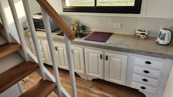 Jääkaappi, uuni, kahvin-/teenkeitin