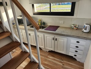 Jääkaappi, uuni, kahvin-/teenkeitin