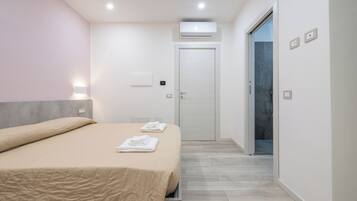 Business Room | Memory foam beds, desk, laptop workspace, soundproofing