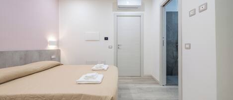 Quarto empresarial | Camas com colchões de espuma com sistema de memória, escrivaninha