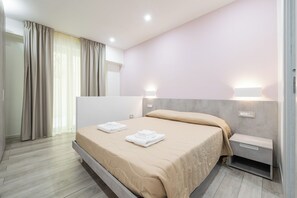 Memory-foam beds, desk, laptop workspace, soundproofing - Mare Nostrum Apartment (Cagliari)