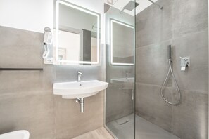 Deluxe-værelse | Badeværelse | Bruser, brusehoved med spredningseffekt, gratis toiletartikler