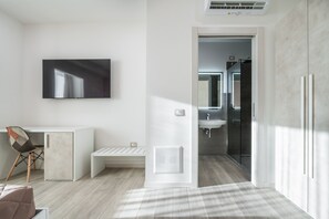 Memory-foam beds, desk, laptop workspace, soundproofing - Mare Nostrum Apartment (Cagliari)