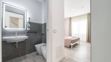 Superior Room | Bathroom | Shower, rainfall showerhead, free toiletries, hair dryer
