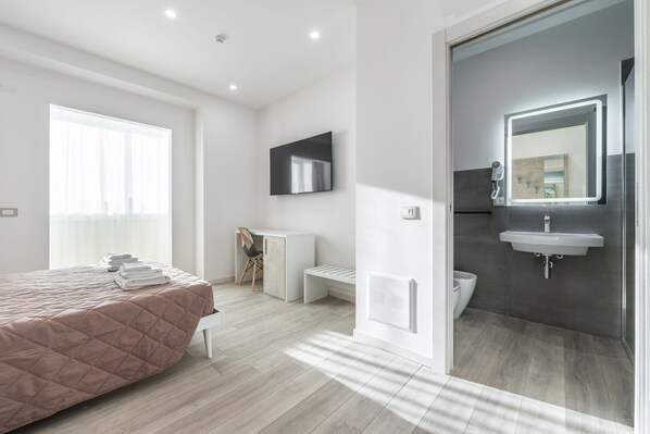 Deluxe Room | Memory foam beds, desk, laptop workspace, soundproofing - Mare Nostrum Apartment (Cagliari)